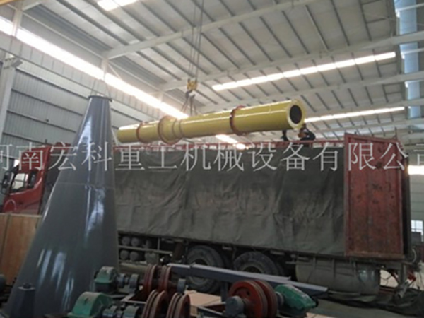發(fā)往湖北800x600雞糞烘干機裝貨現場(chǎng)（201612.24）