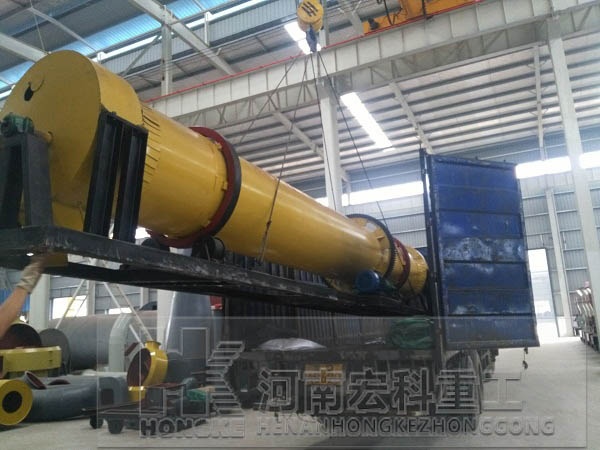 河南商丘Ф1200×8m雞糞烘干機發(fā)貨現場(chǎng)（2016.4.7）